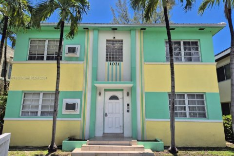 Condo in Miami Beach, Florida  № 1238477 - photo 1