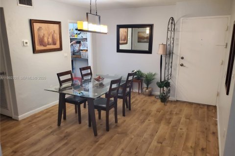 Купить кондоминиум в Корал-Гейблс, Флорида 2 спальни, 109.81м2, № 2060795 - фото 4