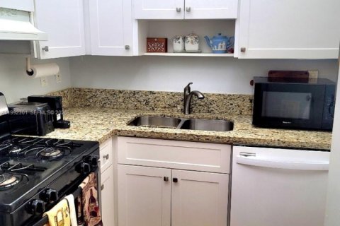 Купить кондоминиум в Корал-Гейблс, Флорида 2 спальни, 109.81м2, № 2060795 - фото 7