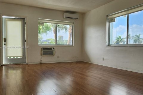 Condo in Hallandale Beach, Florida, 1 bedroom № 1959055 - photo 4