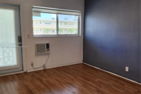 Condo in Hallandale Beach, Florida, 1 bedroom № 1959055 - photo 10