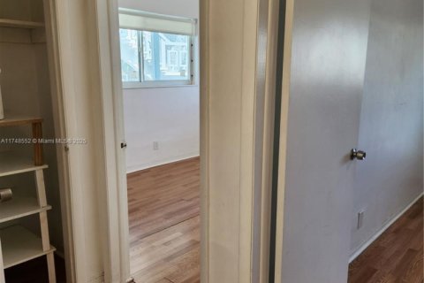 Condo in Hallandale Beach, Florida, 1 bedroom № 1959055 - photo 8