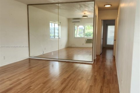 Condo in Hallandale Beach, Florida, 1 bedroom № 1959055 - photo 3