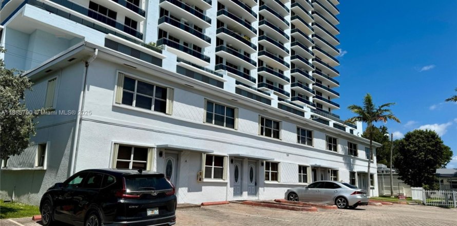 Condominio en North Bay Village, Florida, 2 dormitorios № 1932516