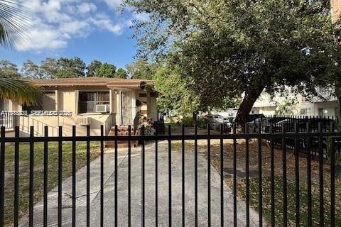 Commercial property in North Miami, Florida 185.8 sq.m. № 2050334 - photo 9