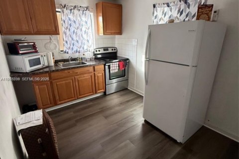 Commercial property in North Miami, Florida 185.8 sq.m. № 2050334 - photo 5