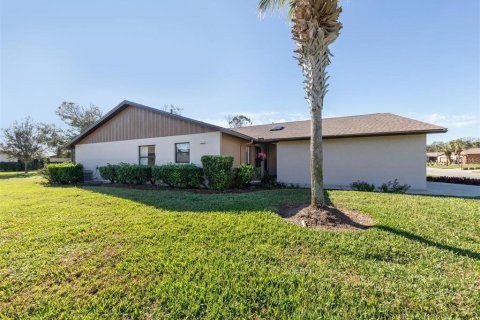 House in Nokomis, Florida 2 bedrooms, 99.59 sq.m. № 1916142 - photo 1