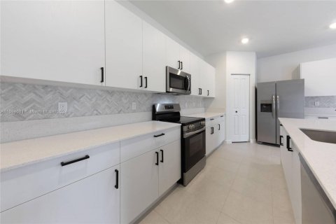 Townhouse in Dania Beach, Florida 3 bedrooms, 162.49 sq.m. № 1986981 - photo 2