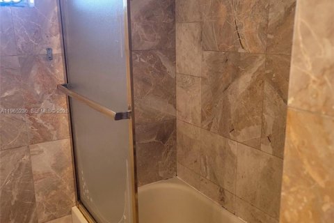 Condominio en alquiler en Miami, Florida, 1 dormitorio, 84.45 m2 № 2026510 - foto 11