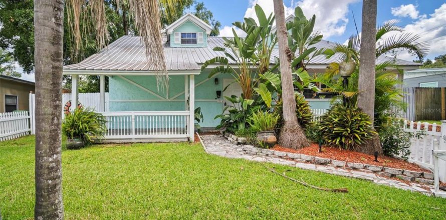 House in Tampa, Florida 4 bedrooms, 210.52 sq.m. № 1876047