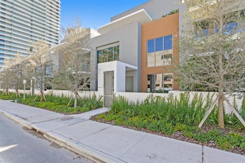 Adosado en venta en Tampa, Florida, 3 dormitorios, 334.91 m2 № 1539348 - foto 1