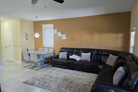 House in Florida City, Florida 3 bedrooms, 128.76 sq.m. № 2041858 - photo 13