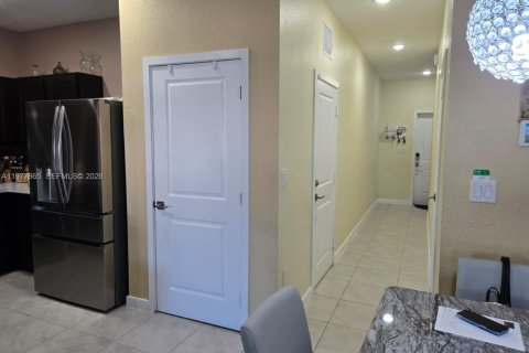 House in Florida City, Florida 3 bedrooms, 128.76 sq.m. № 2041858 - photo 10