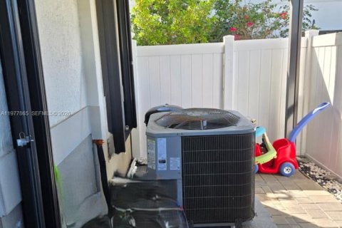 House in Florida City, Florida 3 bedrooms, 128.76 sq.m. № 2041858 - photo 18