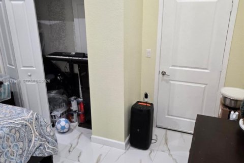 House in Florida City, Florida 3 bedrooms, 128.76 sq.m. № 2041858 - photo 20