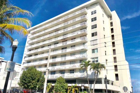 Condo in Miami Beach, Florida, 1 bedroom  № 1888726 - photo 1