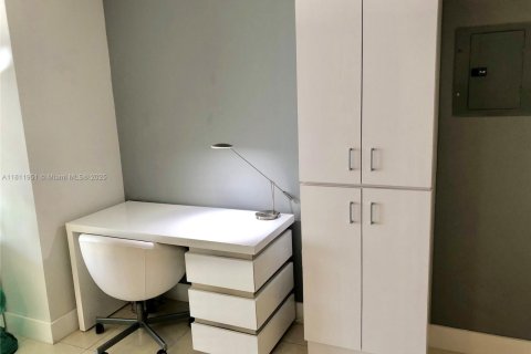 Condo in Miami Beach, Florida, 1 bedroom  № 1888726 - photo 26