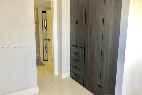 Condo in Miami Beach, Florida, 1 bedroom  № 1888726 - photo 13