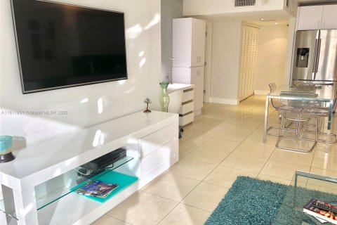 Condo in Miami Beach, Florida, 1 bedroom  № 1888726 - photo 7