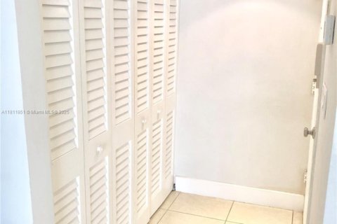Condo in Miami Beach, Florida, 1 bedroom  № 1888726 - photo 27