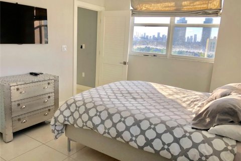 Condo in Miami Beach, Florida, 1 bedroom  № 1888726 - photo 11