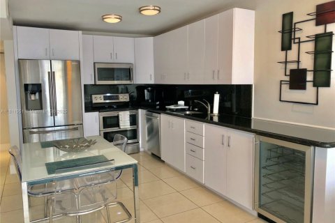 Condo in Miami Beach, Florida, 1 bedroom  № 1888726 - photo 3