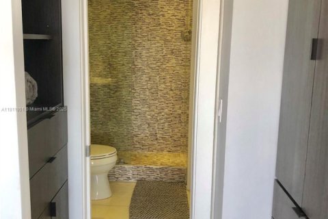Condo in Miami Beach, Florida, 1 bedroom  № 1888726 - photo 14