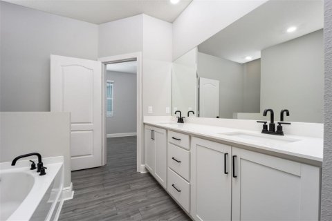 House in Lake Alfred, Florida 4 bedrooms, 171.96 sq.m. № 2122096 - photo 12