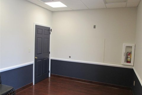 Propiedad comercial en alquiler en Leesburg, Florida, 418.06 m2 № 1670843 - foto 5