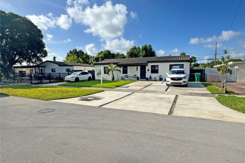 Casa en venta en Miami, Florida, 4 dormitorios, 153.1 m2 № 1874763 - foto 1