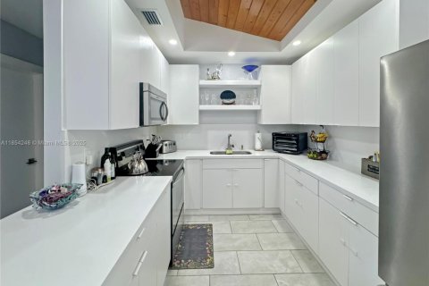 Casa en venta en Miami, Florida, 4 dormitorios, 153.1 m2 № 1874763 - foto 11