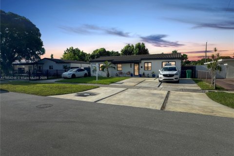 Casa en venta en Miami, Florida, 4 dormitorios, 153.1 m2 № 1874763 - foto 22