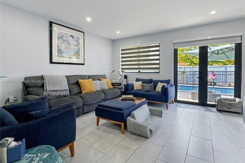 Casa en venta en Miami, Florida, 4 dormitorios, 153.1 m2 № 1874763 - foto 12