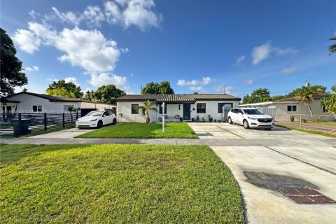 Casa en venta en Miami, Florida, 4 dormitorios, 153.1 m2 № 1874763 - foto 2