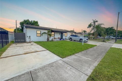 Casa en venta en Miami, Florida, 4 dormitorios, 153.1 m2 № 1874763 - foto 3