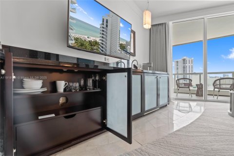 Condominio en venta en Miami Beach, Florida, 49.98 m2 № 1972668 - foto 12