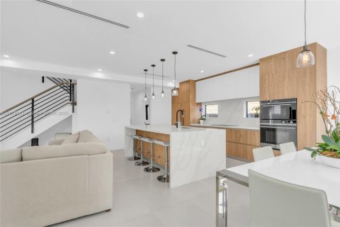 Villa ou maison à vendre à Miami, Floride: 4 chambres, 248.14 m2 № 1920686 - photo 4