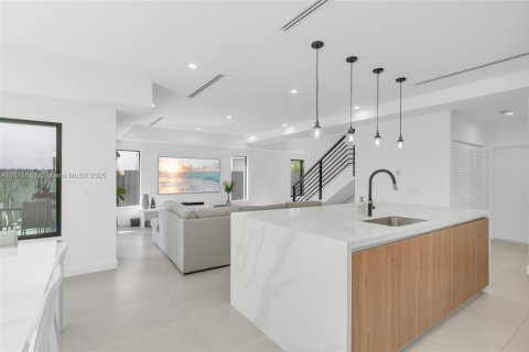 Villa ou maison à vendre à Miami, Floride: 4 chambres, 248.14 m2 № 1920686 - photo 8