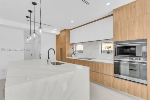 Villa ou maison à vendre à Miami, Floride: 4 chambres, 248.14 m2 № 1920686 - photo 2