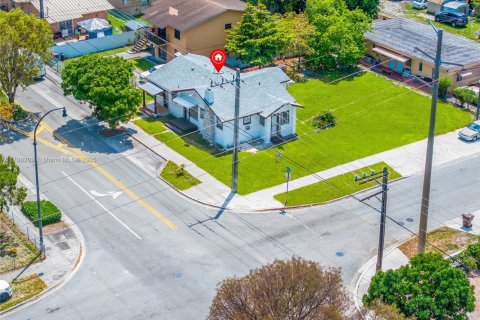 Commercial property in Hialeah, Florida 124.4 sq.m. № 1704376 - photo 2
