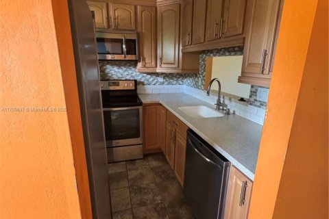 Condominio en venta en Lauderdale Lakes, Florida, 2 dormitorios, 87.7 m2 № 1694953 - foto 3