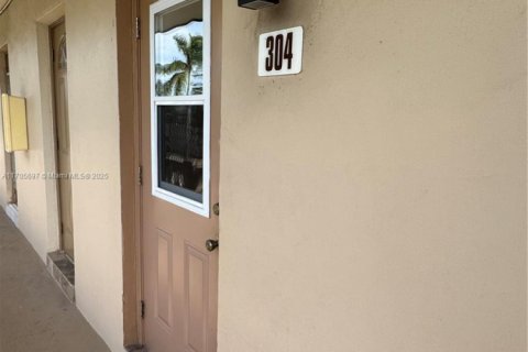 Condominio en venta en Lauderdale Lakes, Florida, 2 dormitorios, 87.7 m2 № 1694953 - foto 1