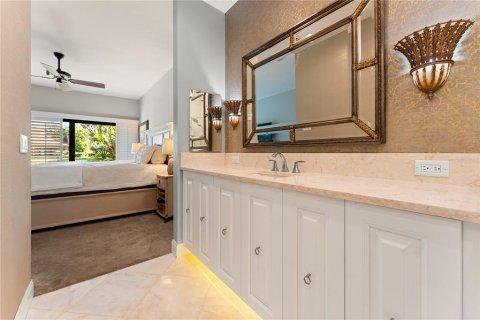 House in Sarasota, Florida 3 bedrooms, 162.02 sq.m. № 2430565 - photo 13