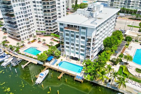 Copropriété à vendre à Miami Beach, Floride: 2 chambres, 179.77 m2 № 1927440 - photo 2