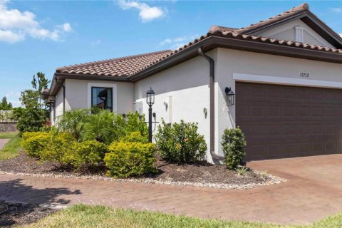 House in Bradenton, Florida 2 bedrooms, 144.74 sq.m. № 1758010 - photo 1