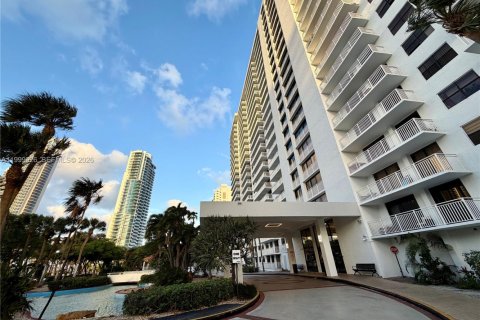Condo in Sunny Isles Beach, Florida, 2 bedrooms  № 2067582 - photo 15