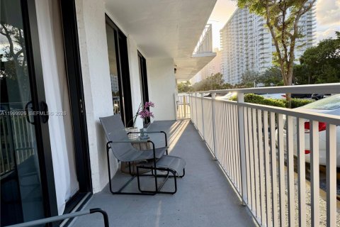 Condo in Sunny Isles Beach, Florida, 2 bedrooms  № 2067582 - photo 11