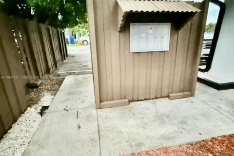 Apartamento en alquiler en Fort Lauderdale, Florida, 1 dormitorio, 246.56 m2 № 2030154 - foto 2