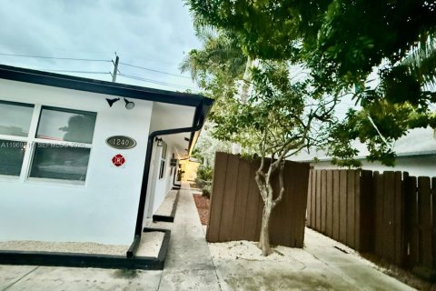 Apartamento en alquiler en Fort Lauderdale, Florida, 1 dormitorio, 246.56 m2 № 2030154 - foto 3