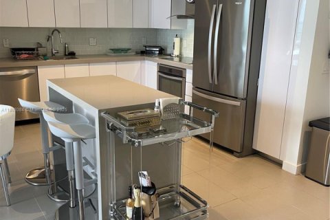 Condo in Miami, Florida, 2 bedrooms  № 1939069 - photo 3